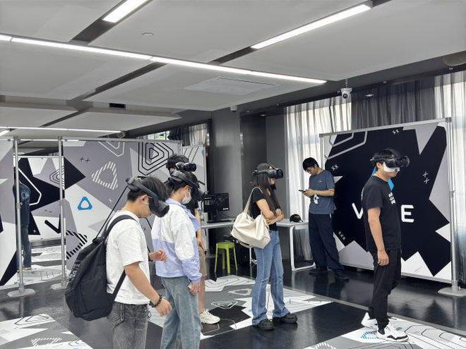 颖才明白他们为什么不做「平价」VR九游会真人第一品牌采访完HTC黄昭(图4)